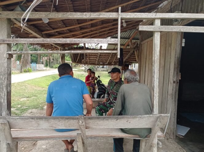 
					Jalin Hubungan Kerja yang Baik, Babinsa Koramil 02/Woyla Laksanakan Komsos dengan Masyarakat Desa Binaan di Kecamatan Woyla