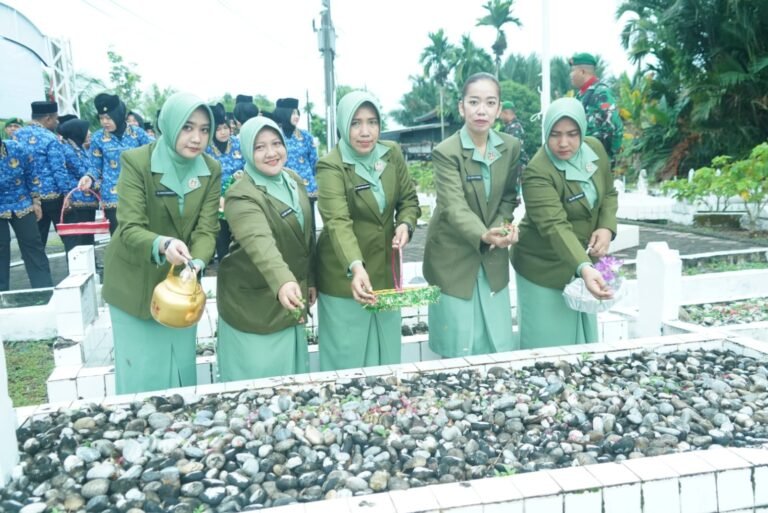 Dengan Semangat 80 Tahun Mengabdi, Denkesyah IM 04.02 Meulaboh Gelar Upacara Ziarah dan Tabur Bunga
