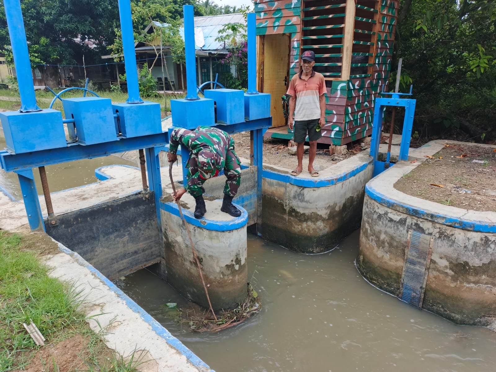 TNI Dukung Program Ketahanan Pangan, Babinsa Pastikan Ketersediaan Air untuk Petani