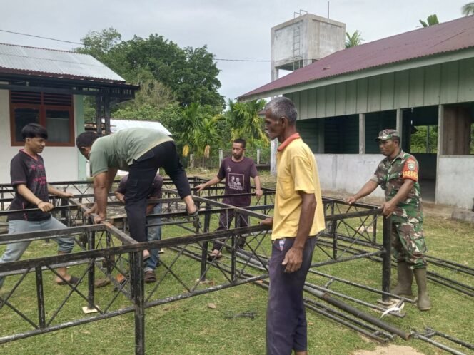 
					Babinsa Posramil Darul Hikmah Bersama Warga Siapkan Tempat Peringatan Maulid Nabi Muhammad SAW