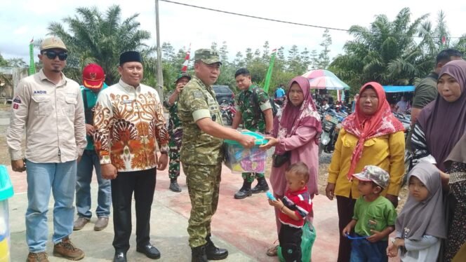 
					TNI dan Pemkab Barito Kuala Bersinergi Bantu Keluarga Stunting Lewat TMMD