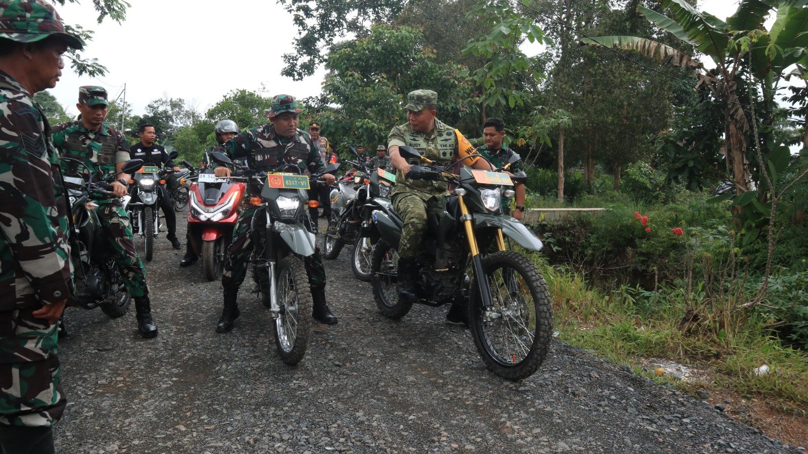Rombongan Wasev Tinjau Pengerasan Jalan TMMD di Kecamatan Wanaraya