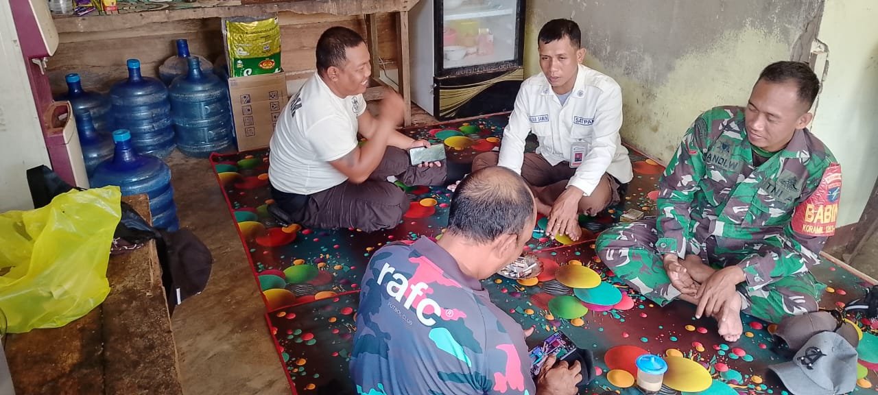 Babinsa Koramil 1203-10/Sandai Laksanakan Patroli Keamanan dan Komsos di Desa Petai Patah