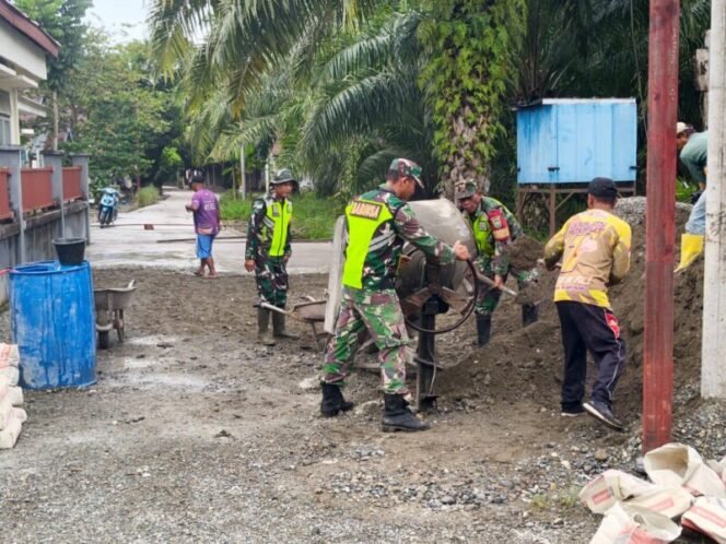 
					Babinsa Kodim 0116/Nagan Raya Jajaran Korem 012/TU Ajak Warga Gotong Royong Bangun Infrastruktur Desa