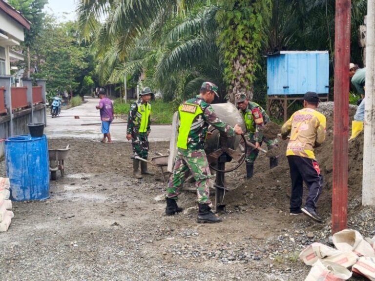 Babinsa Kodim 0116/Nagan Raya Jajaran Korem 012/TU Ajak Warga Gotong Royong Bangun Infrastruktur Desa