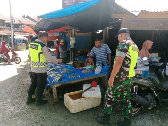 
					Babinsa dan Bhabinkamtibmas Pantau Harga Sembako di Pasar Desa Teupin Peuraho