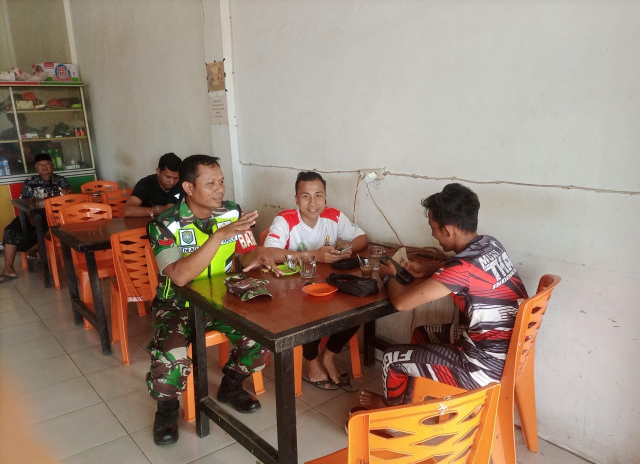 Babinsa Koramil 01/Jaya Pererat Hubungan dengan Warga Melalui Komsos di Desa Leupe