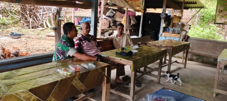 Babinsa Setia Bakti Ajak Warga Waspadai Bencana Saat Musim Hujan