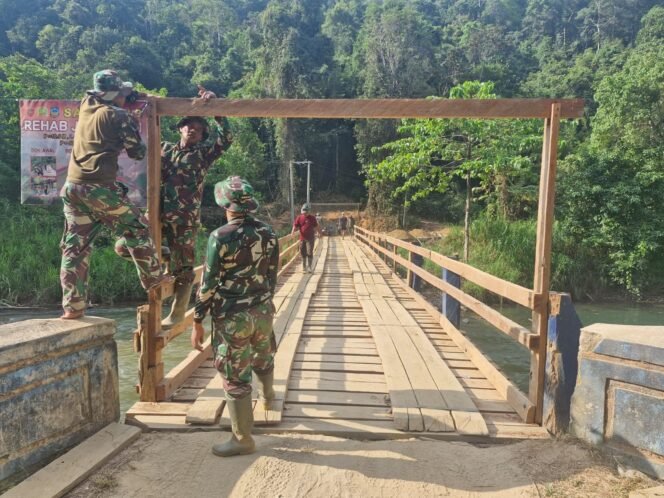 
					Cegah Kerusakan, Satgas TMMD 126 Pasang Palang Pembatas Mobil Besar di Jembatan Desa Tanggauna