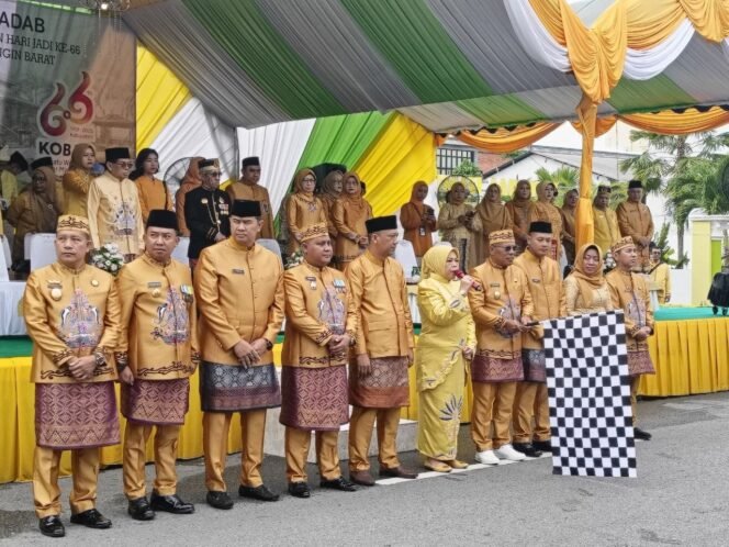 
					Komandan Kodim 1014/Pbn Apresiasi Semangat Budaya dalam Pawai Nasi Adab Kobar