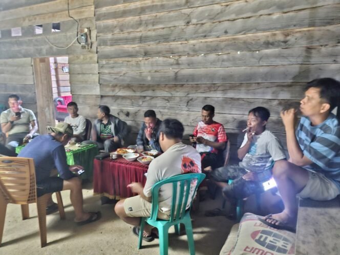 
					Bentuk Keakraban, Warga Ajak Anggota TMMD 126 Menikmati Gorengan di Desa Tanggauna, Kecamatan Ueesi, Kabupaten Kolaka Timur