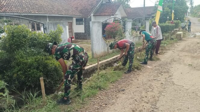 
					Nonfisik TMMD 126 Bangkitkan Jiwa Gotong Royong, Satgas Kodim 0427/Way Kanan dan Warga Bersatu Jaga Lingkungan