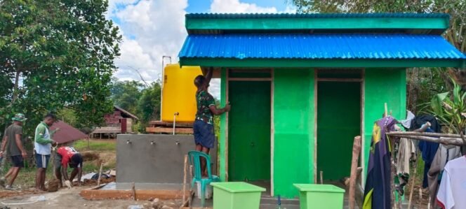 
Satgas TMMD 126 Rampungkan Pengecatan MCK, Wujudkan Lingkungan Bersih di Kampung Waropko
