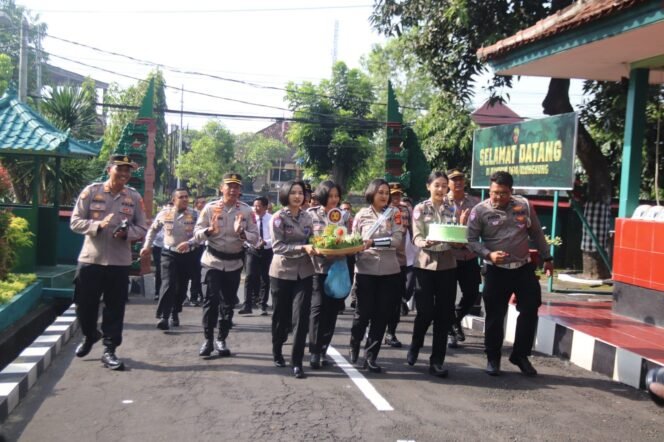 
Kejutan Istimewa Di HUT Ke 80 TNI, Kodim Dan Polres Klungkung Semakin Kompak Dan Solid