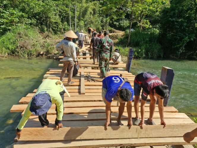 
					Satgas TMMD ke-126 Kodim 1412/Kolaka Pasang Papan Lantai Jembatan Penghubung Desa Tonggauna–Alaha