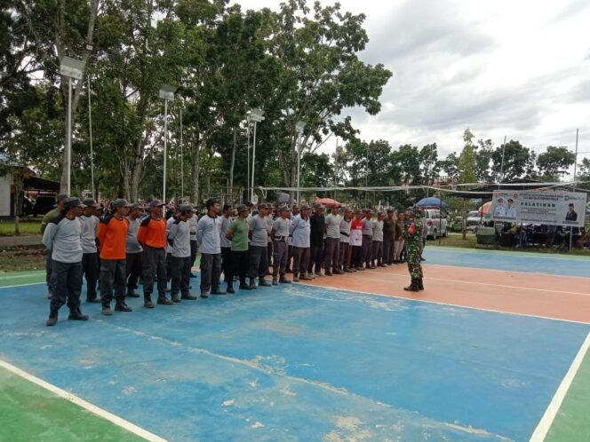 
					Babinsa Koramil 1014-05/Pangkalan Banteng Latih 75 Anggota Satlinmas Tingkatkan Kesiapsiagaan