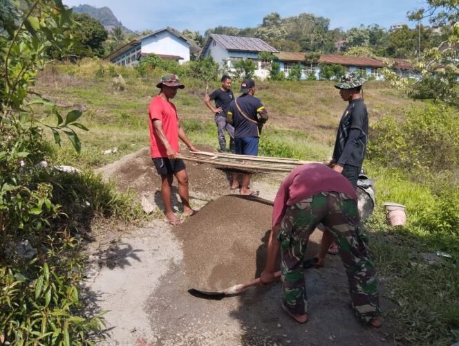
Semangat Gotong Royong Warnai TMMD ke-126 Kodim 1612/Manggarai di Desa Beamese