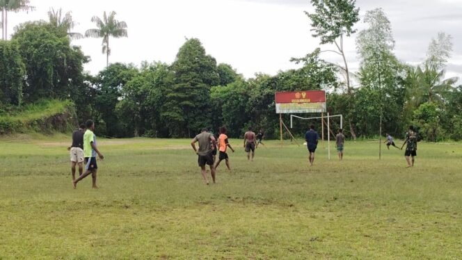 
					Disela Kesibukan, Satgas TMMD Ke-126 Kodim 1711/BVD Gelar Olahraga Bersama Warga Waropko