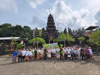 Sinergi TNI Hijaukan Bumi, Kodim Klungkung Ikut Serta Persembahyangan Bersama Dan Penanaman Pohon Di Desa Besan