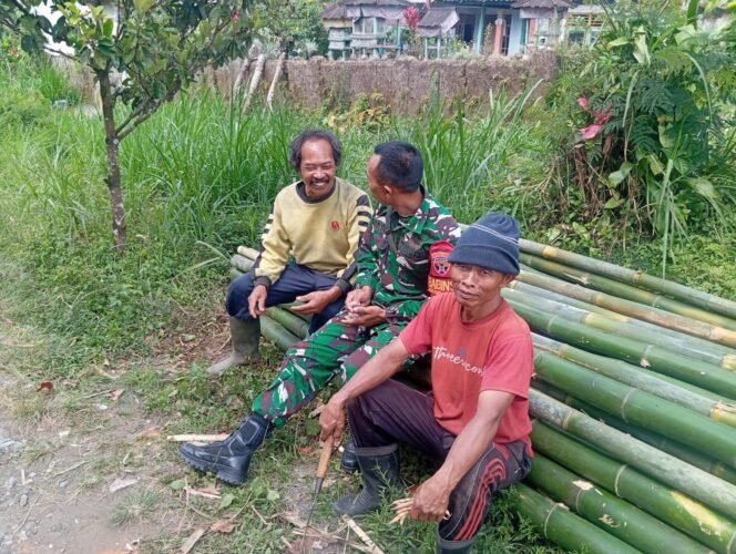
					Lewat Komsos, Babinsa Yangapi Dorong Inovasi Warga dalam Pemanfaatan Bambu