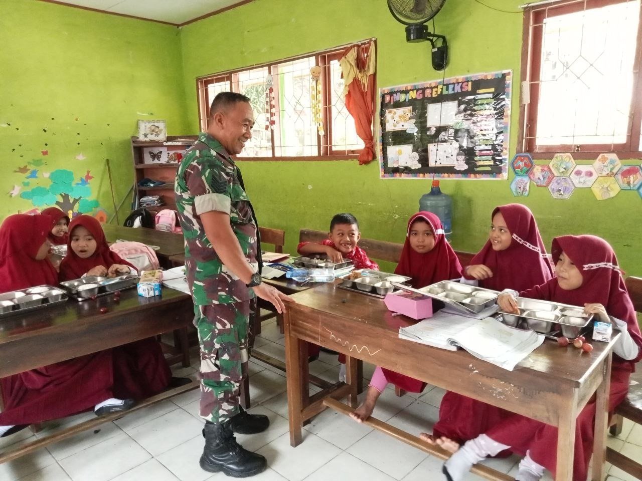 Babinsa Kodim 1420/Sidrap Kawal Penyaluran Makan Bergizi Gratis untuk 40.970 Penerima