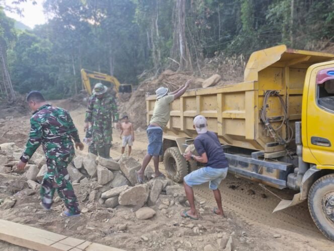 
					Batu Sisa Pekerjaan Jalan TMMD Dimanfaatkan untuk Bantu Warga Desa Tonggauna