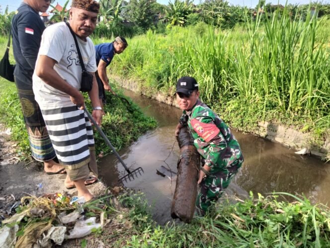 
					Berjibaku Dengan Lumpur Dan Sampah, Dedikasi Tanpa Batas Babinsa Kusamba Bersihkan Aliran Sungai