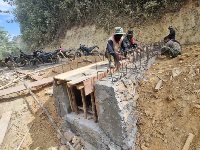 
					Satgas TMMD 126 Terus Genjot Pekerjaan, Rakit Besi untuk Pondasi Lantai Deker ke-8 di Perbatasan Desa Alaha dan Tonggauna