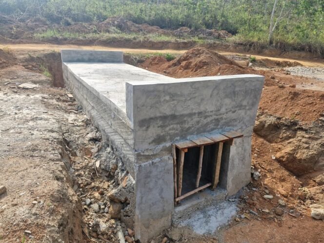 
					Satgas TMMD 126 Kodim 1412/Kolaka Tuntaskan Deker ke-12 di Desa Tonggauna Kecamatan Ueesi