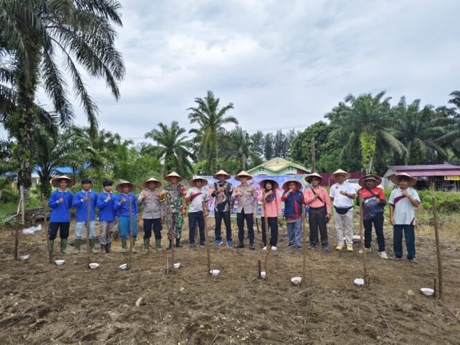 
					Dukung Ketahanan Pangan, Kodim 0428/MukoMuko Tanam Jagung di Desa Dusun Baru MukoMuko