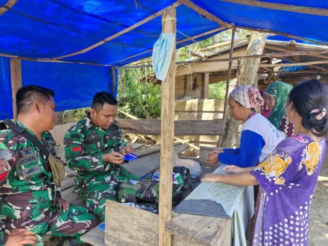 
					Kepedulian Terlihat, Ibu-Ibu Datangi Anggota Kesehatan TMMD untuk Pemeriksaan Kesehatan di Desa Alaha