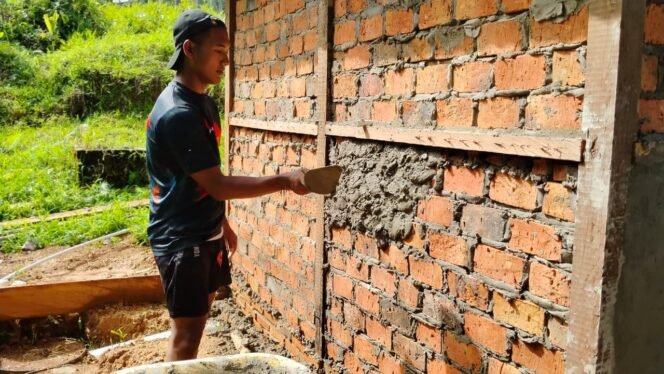 
					Satgas TMMD Ke-126 Kodim 1711/BVD Lanjutkan Plester Dinding MCK, Dorong Peningkatan Kualitas Sanitasi di Waropko