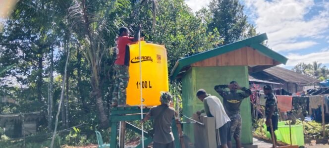 
					Sinergi Satgas TMMD 126 dan Warga Waropko Genjot Pemasangan Tandon Air MCK