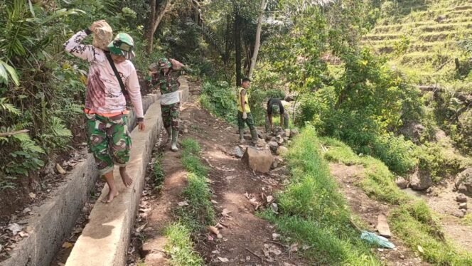 
					Satgas TMMD Kodim 1612/Manggarai dan Warga Pinggang Bersatu Wujudkan Irigasi Ideal