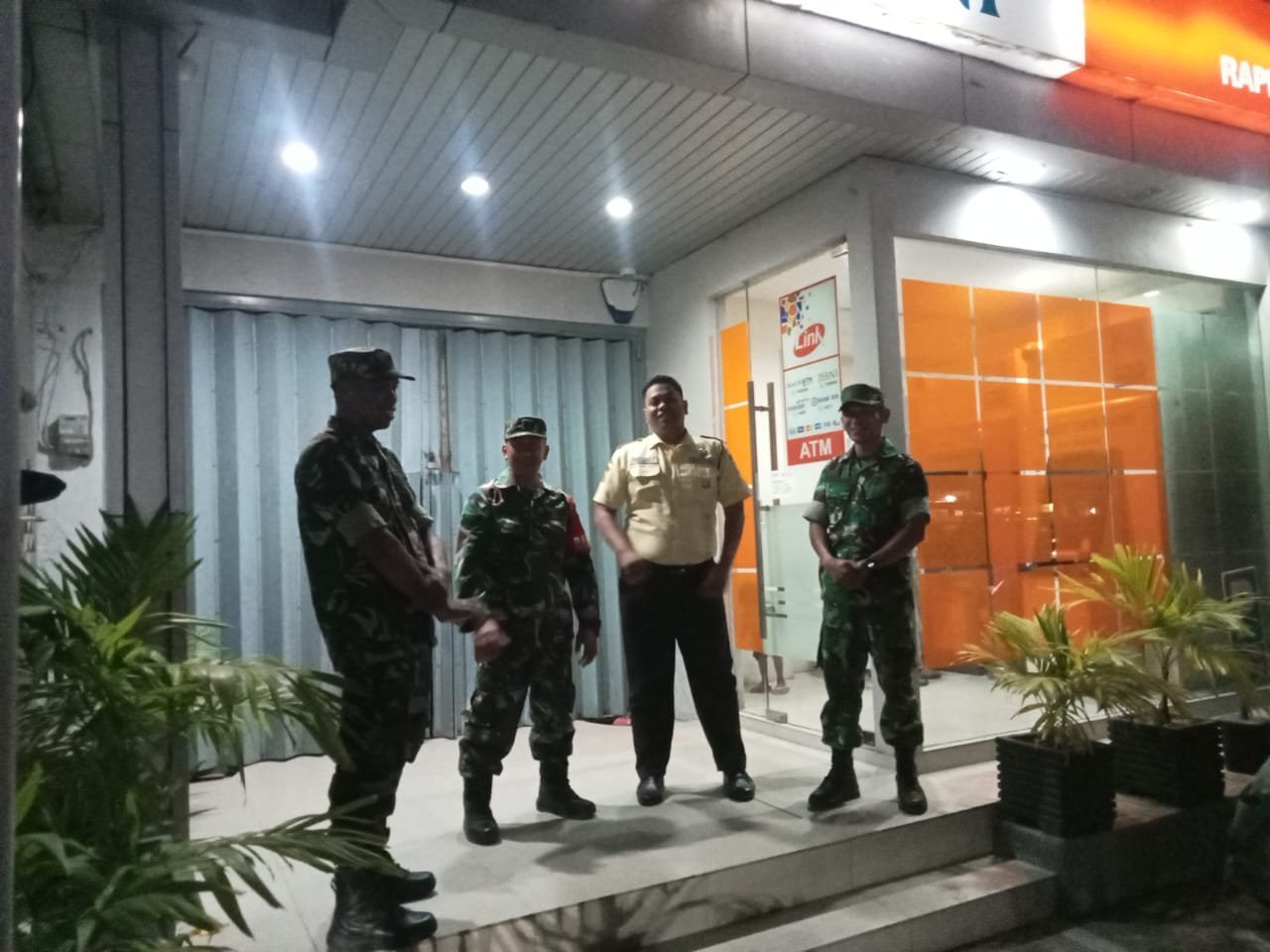 ​Babinsa Rappang Pimpin Patroli Siskamling Malam Hari, Perkuat Keamanan Objek Vital di Panca Rijang