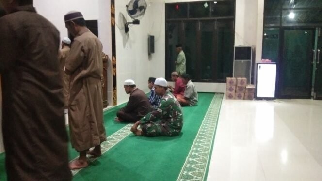 
					Pererat Silaturahmi dan Jaga Kondusifitas Wilayah, Babinsa Kodim 1420/Sidrap Gencarkan Safari Sholat Subuh Berjamaah