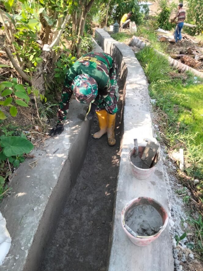 
					Satgas TMMD 126 Kodim 1612/Manggarai dan Warga Beamese Kompak Plester Irigasi Demi Aliran Air Lancar