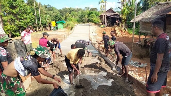 
					Gotong Royong Satgas TMMD 125 dan Warga Kebut Pengecoran Jalan di Kampung Waropko