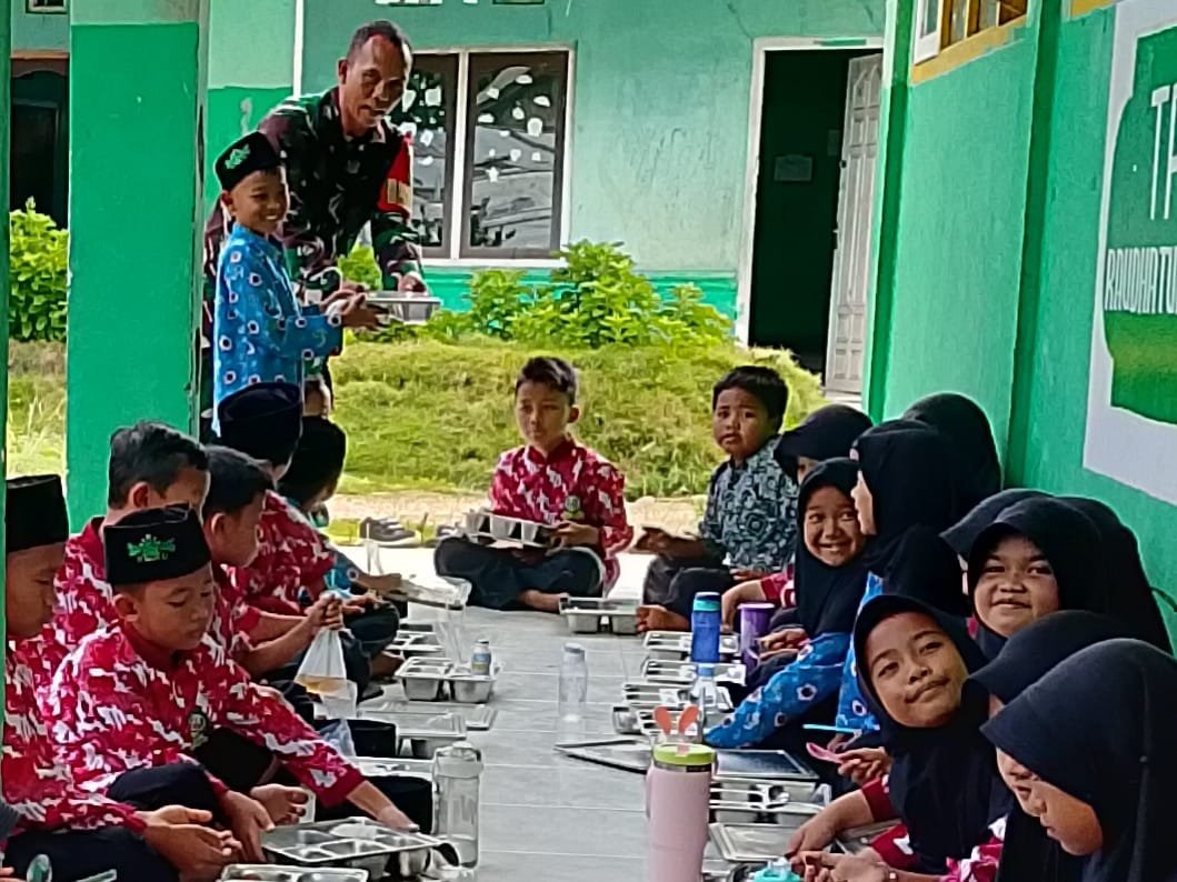 Kodim 0428/Mukomuko, Dampingi Pendistribusian Makan Bergizi Gratis (MBG)