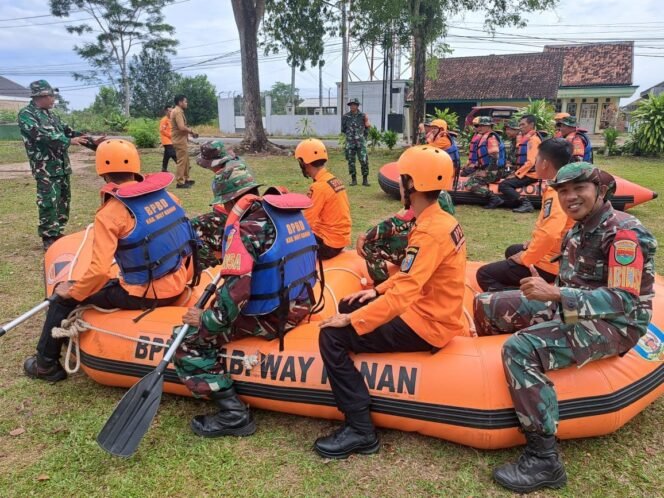 
Kodim 0427/Way Kanan dan BPBD Gelar Latihan Penanggulangan Bencana di Lapangan BPBD Way Kanan
