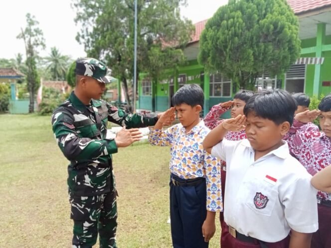 
					Satgas TMMD 126 Kodim 0427/Way Kanan Tanamkan Semangat Cinta Tanah Air kepada Siswa SDN 1 Sriwijaya
