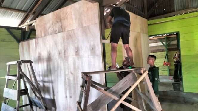 
Satgas TMMD Ke-126 Laksanakan Pemasangan Dinding Kamar Rumah RTLH di Desa Tongauna