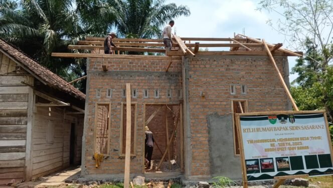 
					Gotong Royong Satgas TMMD 126 dan Warga Sriwijaya, Pembangunan Rumah Pak Sidin Capai 63 Persen