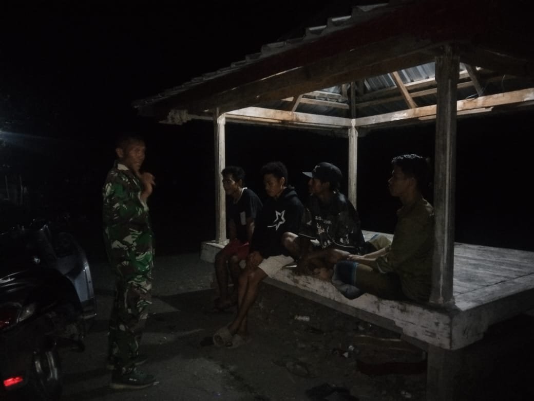 Babinsa Doropeti Himbau Pemuda Tingkatkan Kewaspadaan Saat Ronda Malam di Dusun Safahu