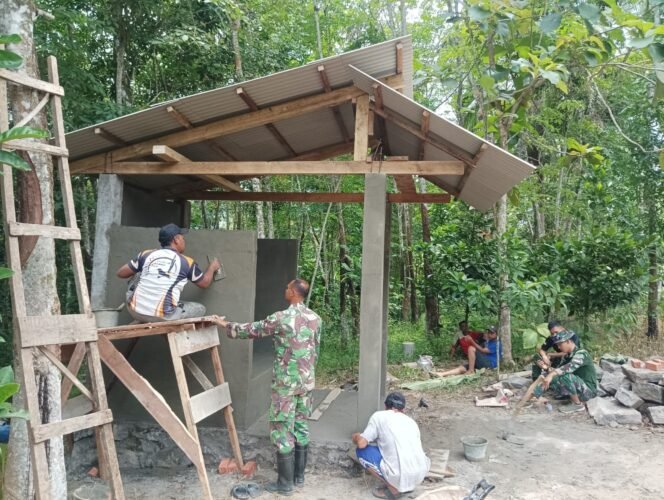 
					Gotong Royong Satgas TMMD dan Warga, Pembangunan Poskamling di Kampung Sriwijaya Hampir Rampung