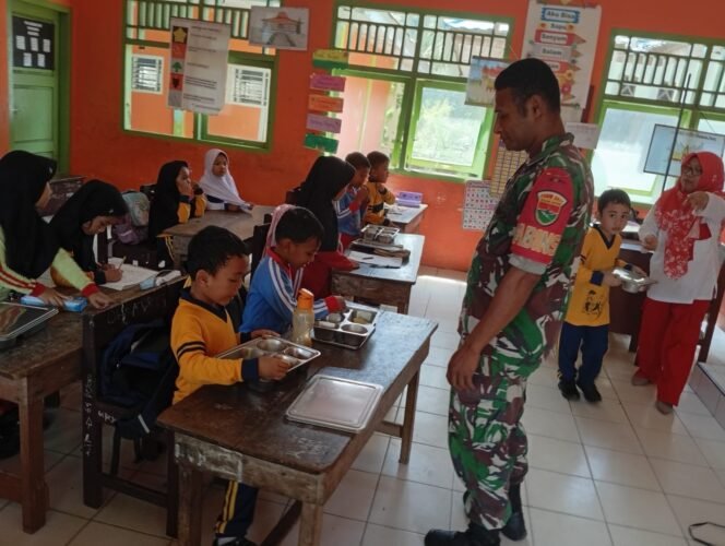 
					Kodim 0428/Mukomuko Dampingi Penyaluran Makanan Bergizi Gratis (MBG) di SDN 04 Desa Pondok Baru Kec. Teramang Jaya Kab. Mukomuko