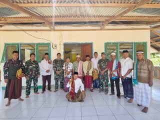 Kebersamaan Terjalin, Anggota TMMD 126 Tunaikan Salat Jumat Bersama Warga Desa Tanggauna