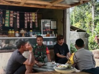 Wujudkan Kamtibmas Kondusif, Babinsa Desa Undisan dan Bhabinkamtibmas Lakukan Komsos