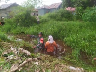 Babinsa Koramil 1015-03/Mentawa Baru ketapang Bersama Warga Laksanakan Kerja Bakti