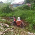 Babinsa Koramil 1015-03/Mentawa Baru ketapang Bersama Warga Laksanakan Kerja Bakti